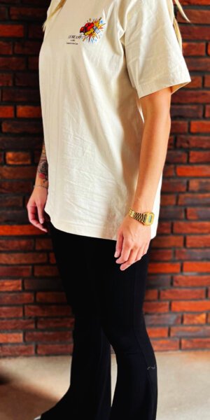 Model draagt Box Banana Art T-Shirt, biologisch katoen en vegan wear, limited x 500