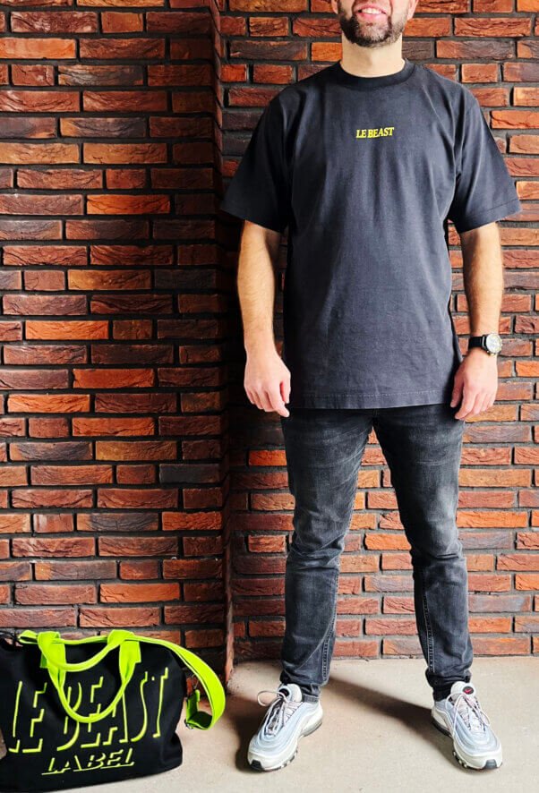 Tijdloos unisex T-shirt Le Beast Label Dyed Black - Afbeelding 3